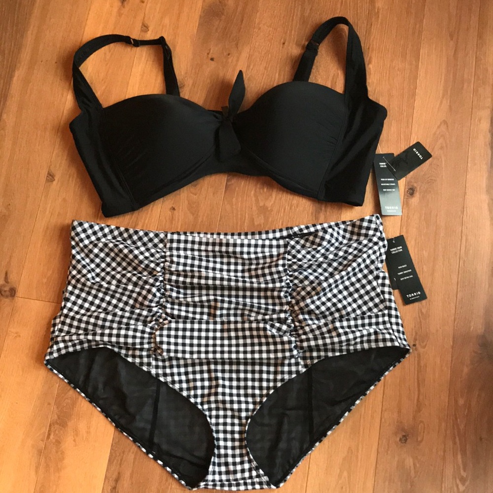 NWT TORRID Gingham bottom/Tie front Top SZ 4x/26